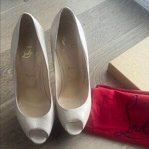 Christian Louboutin GUC Women's White Peep Toe Heels Sz 39 comes w Dustbag/box